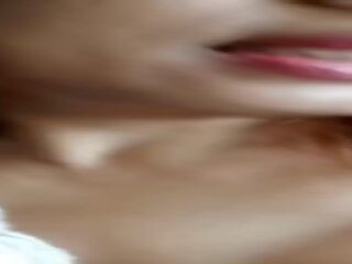 젊은 여자 면도 그녀의 털이 많은 고양이 과 자위: 무료 섹스 클립 f8