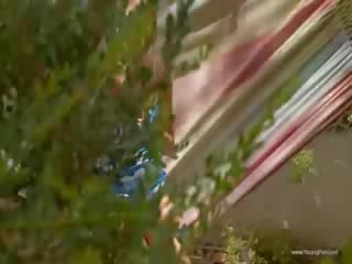 Брюнетка бивш пръст в на въздух