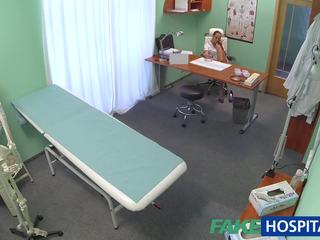 Fakehospital groovy брюнетка медицинска сестра дава пациент малко секс видео