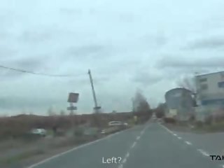Беден унгарски deity има kicked навън гол при на целувка станция
