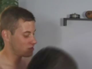 Černý gauč a tři concupiscent striplings zkurvenej