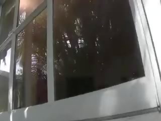 Три млад тийнейджъри чукане с крадец с взлом