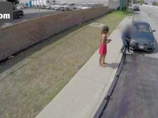 Сексуальна білявка оральний a великий член в a tow truck