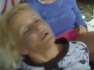 А група на desiring немски жени получаване на прецака от малко трудно чеп на открито
