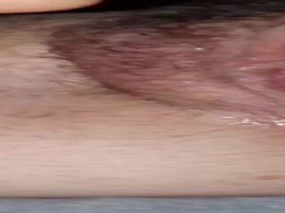 妻 摩擦 彼女の ぬれた 毛深い プッシー へ オーガズム ととも​​に 収縮