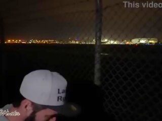 我們 性交 在 該 airport&excl;&excl; - 德語 按 reported